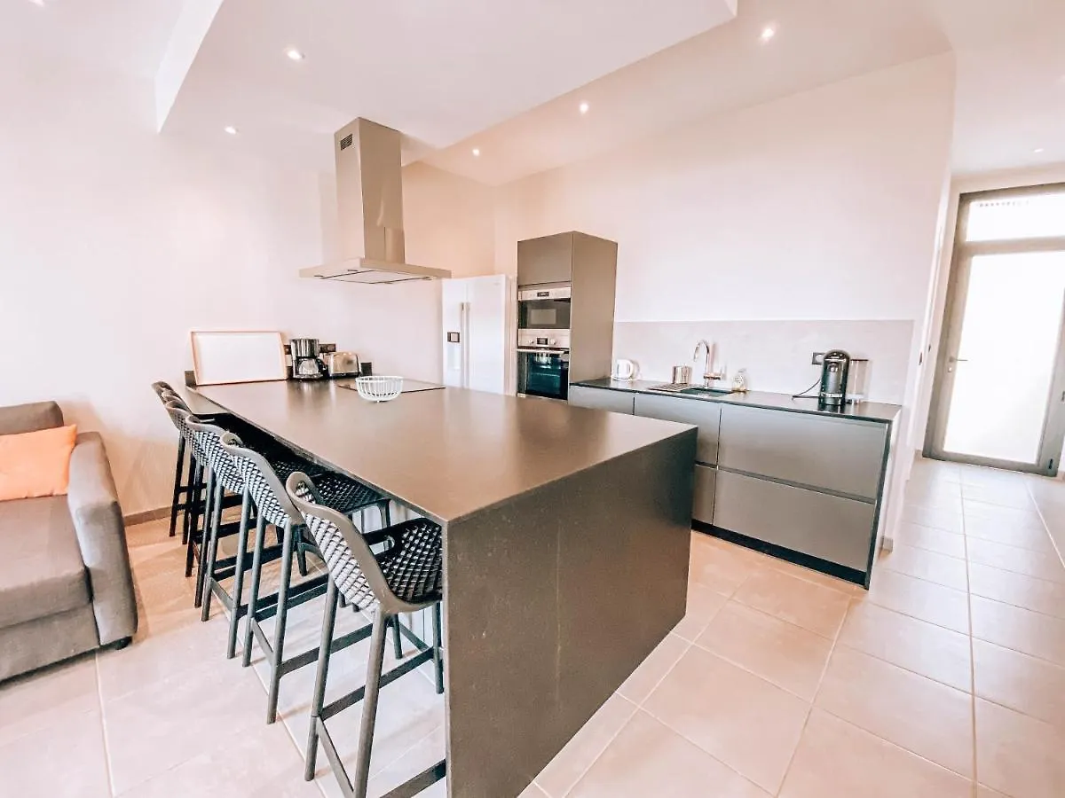 Appartement 4 Pieces Renove Terrasse Coeur De Ville Le Lavandou 0*,