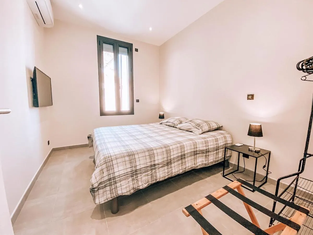 Appartement 4 Pieces Renove Terrasse Coeur De Ville Le Lavandou 0*,  Francja